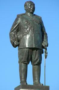 HM KING TAUFA AHAU TUPOU IV STATUE 001